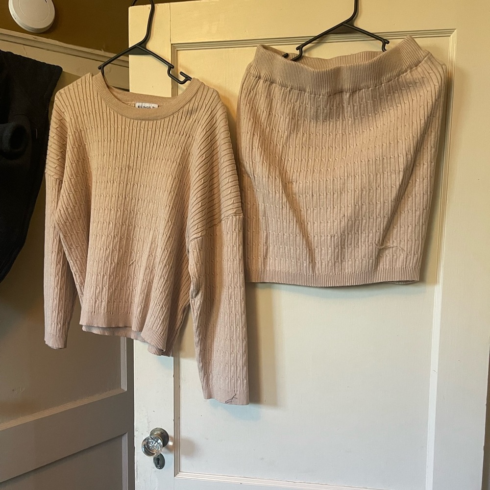 Elings Sweater and Skirt Two-piece set. Size Large